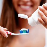 Phụ nữ sau sinh có nên kiêng đánh răng hay không
